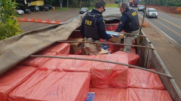 Contrabandista é preso com 300 mil maços de cigarros em Lajeado