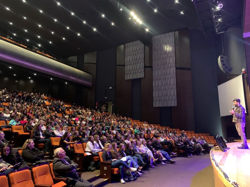 Seminário Sincovat reúne mais de 800 pessoas no Teatro Univates