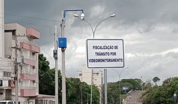 Placas são instaladas e Av. Talini fiscaliza por vídeo