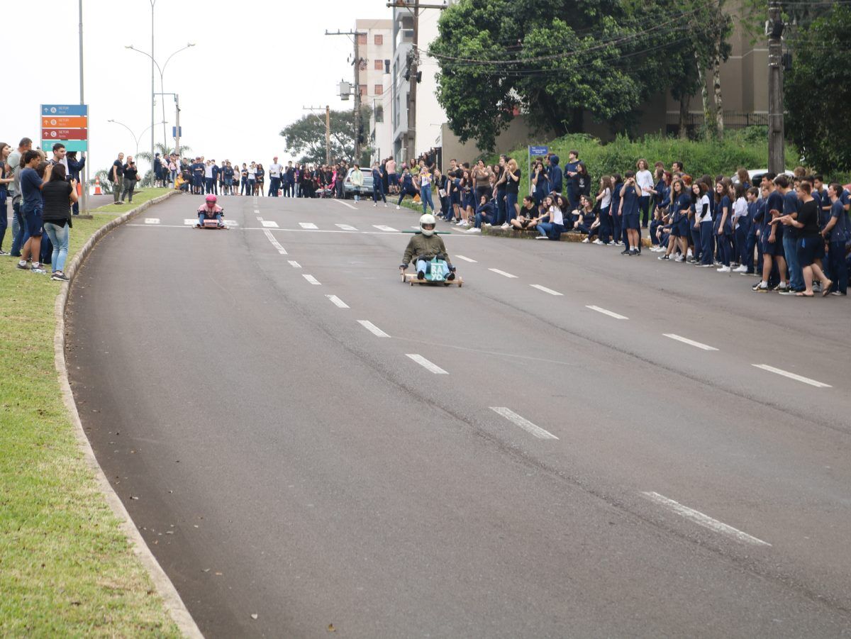 Gustavo Adolfo promove campeonato de carrinhos de lomba em frente à Univates
