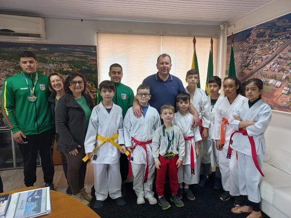 Atletas de Fazenda Vilanova participaram de Campeonato Brasileiro de karatê