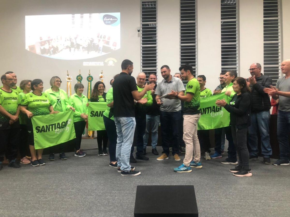 Equipe de corrida recebe homenagem do Legislativo em Bom Retiro