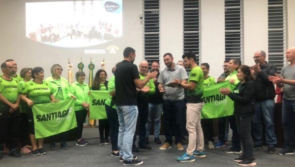 Equipe de corrida recebe homenagem do Legislativo em Bom Retiro