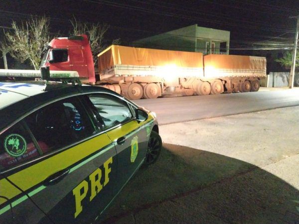 PRF apreende 300 mil maços de cigarros paraguaios em Venâncio