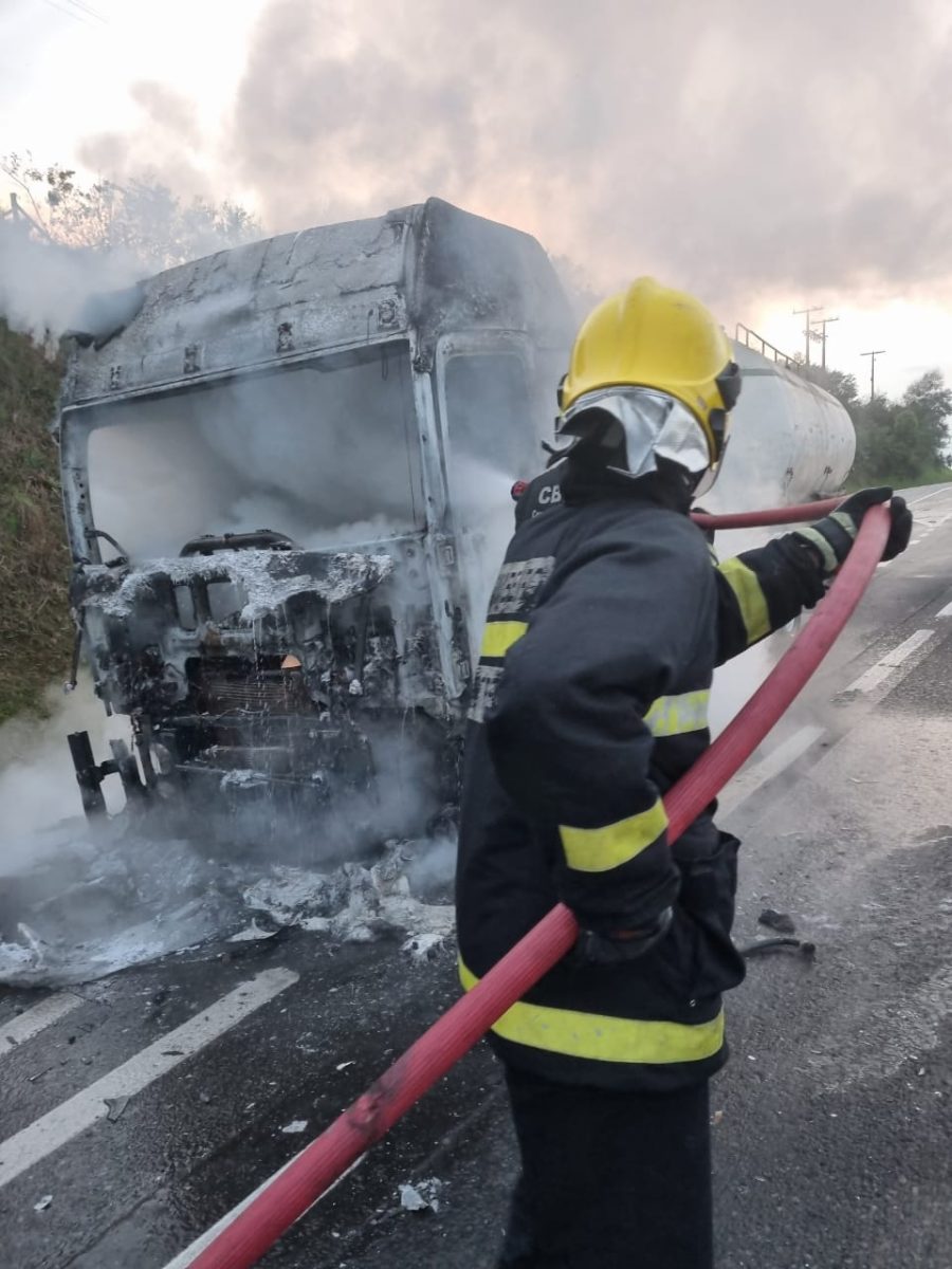 Caminhão-tanque incendeia na BR-386, em Paverama