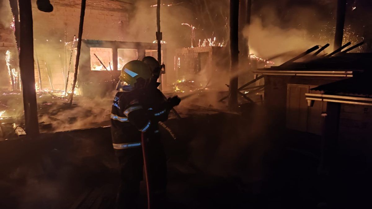 Incêndio atinge residência e cancha de bochas em Lajeado