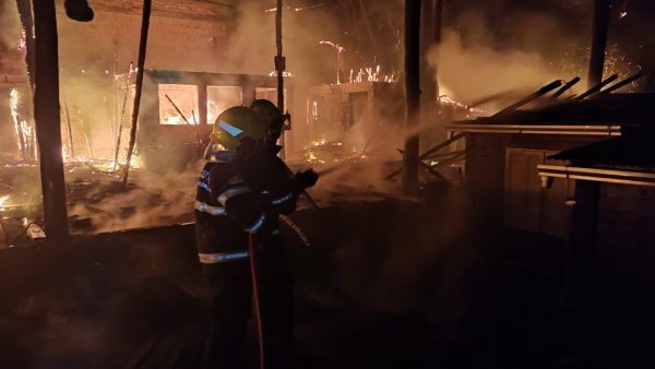 Incêndio atinge residência e cancha de bochas em Lajeado