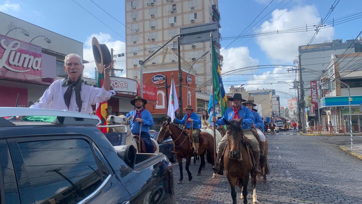 FOTOS: Desfile leva tradicionalistas às ruas de Lajeado