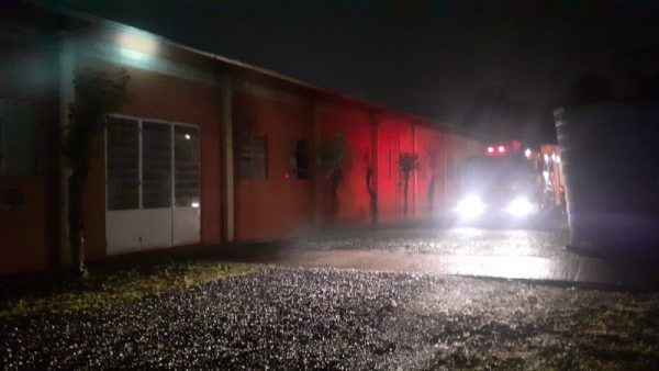 Bombeiros combatem princípio de incêndio em fábrica de móveis