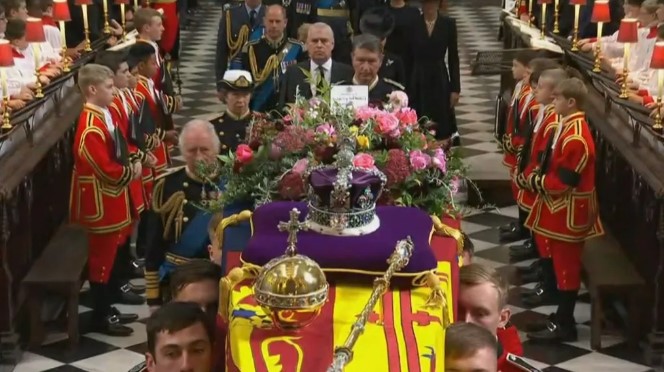 Milhares se reúnem para funeral da rainha Elizabeth II