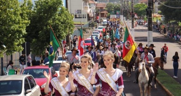IMAGENS: Desfile celebra a Revolução Farroupilha em Teutônia