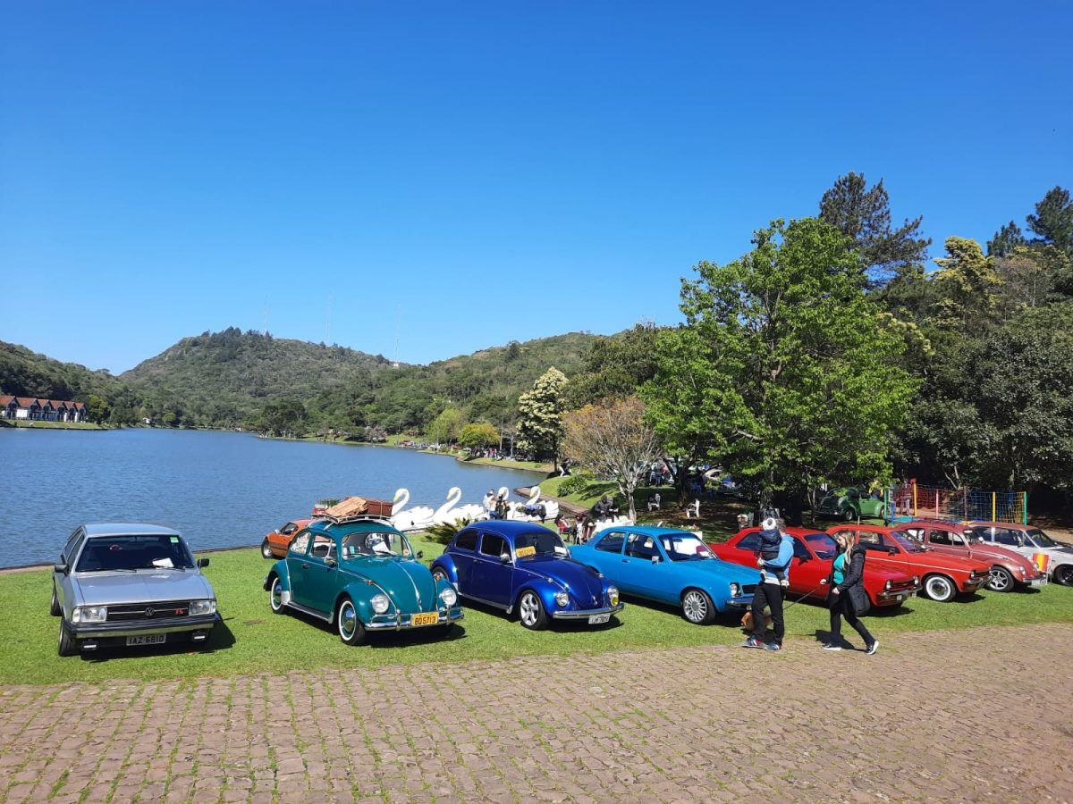 Carros antigos movimentam a Lagoa da Harmonia