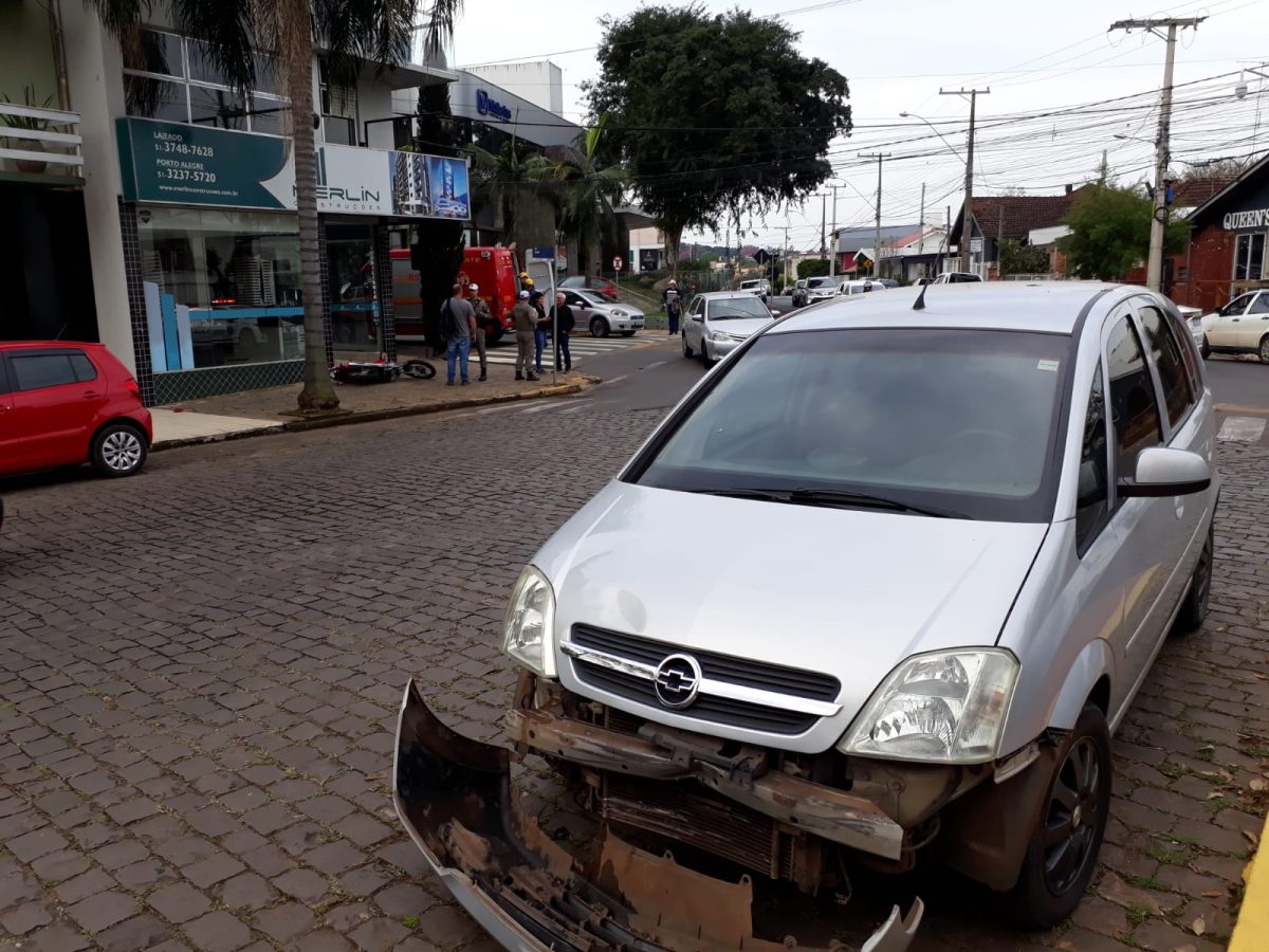 Carro e moto colidem no Bairro Americano, em Lajeado