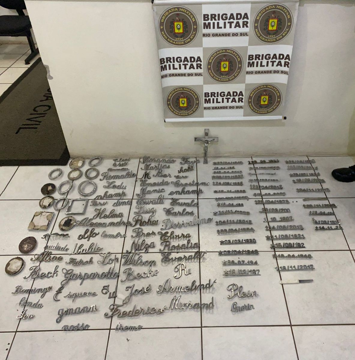 Homem é preso com quase 120 letreiros de túmulos em Lajeado