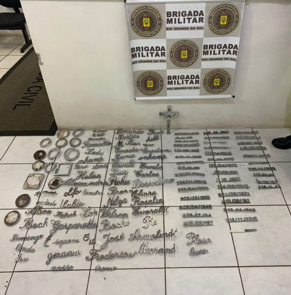 Homem é preso com quase 120 letreiros de túmulos em Lajeado