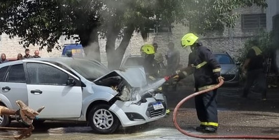 Carro incendia após colisão com caminhão em Estrela