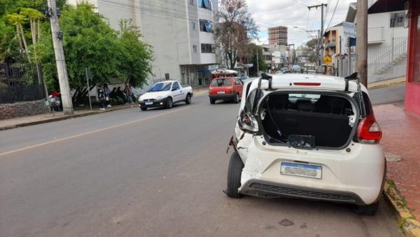 Carro parado sofre colisão no Centro de Estrela