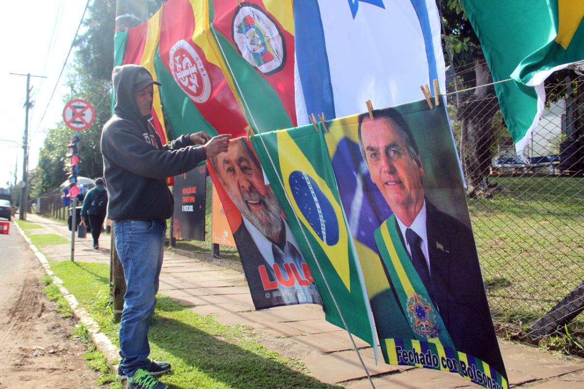 bandeiras de bolsonaro, do brasil e de lula penduradas
