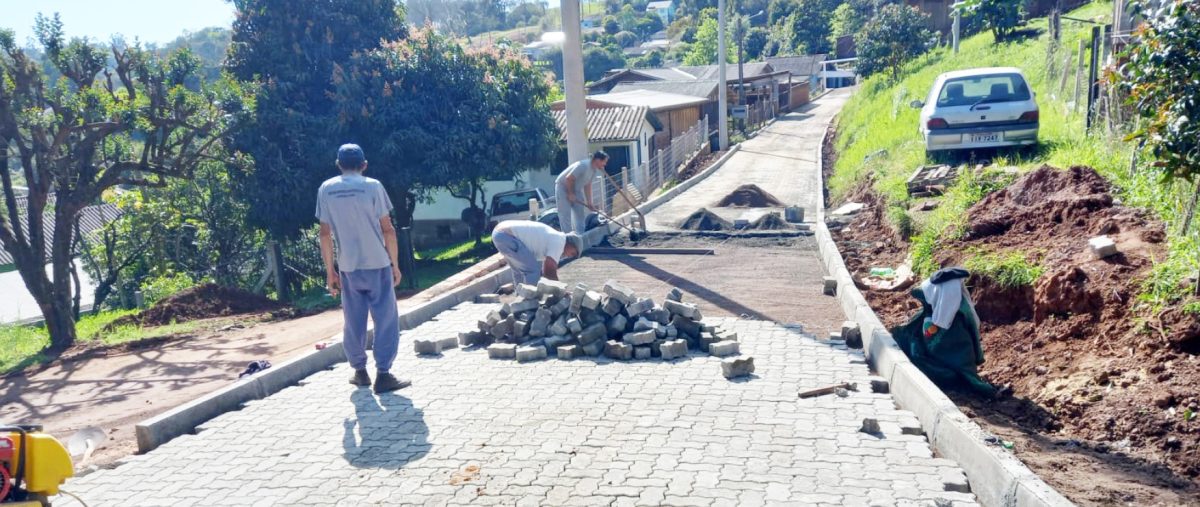 Bom Retiro do Sul conclui pavimento em rua no bairro Goiabeira