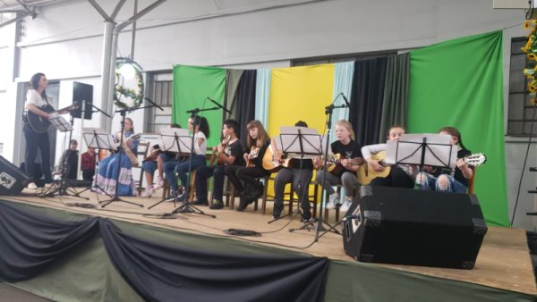 Cras oferece aulas de violão para crianças e adolescentes em Arroio do Meio