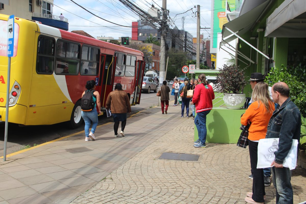Cidade mais competitiva da região não consegue construir uma parada de ônibus