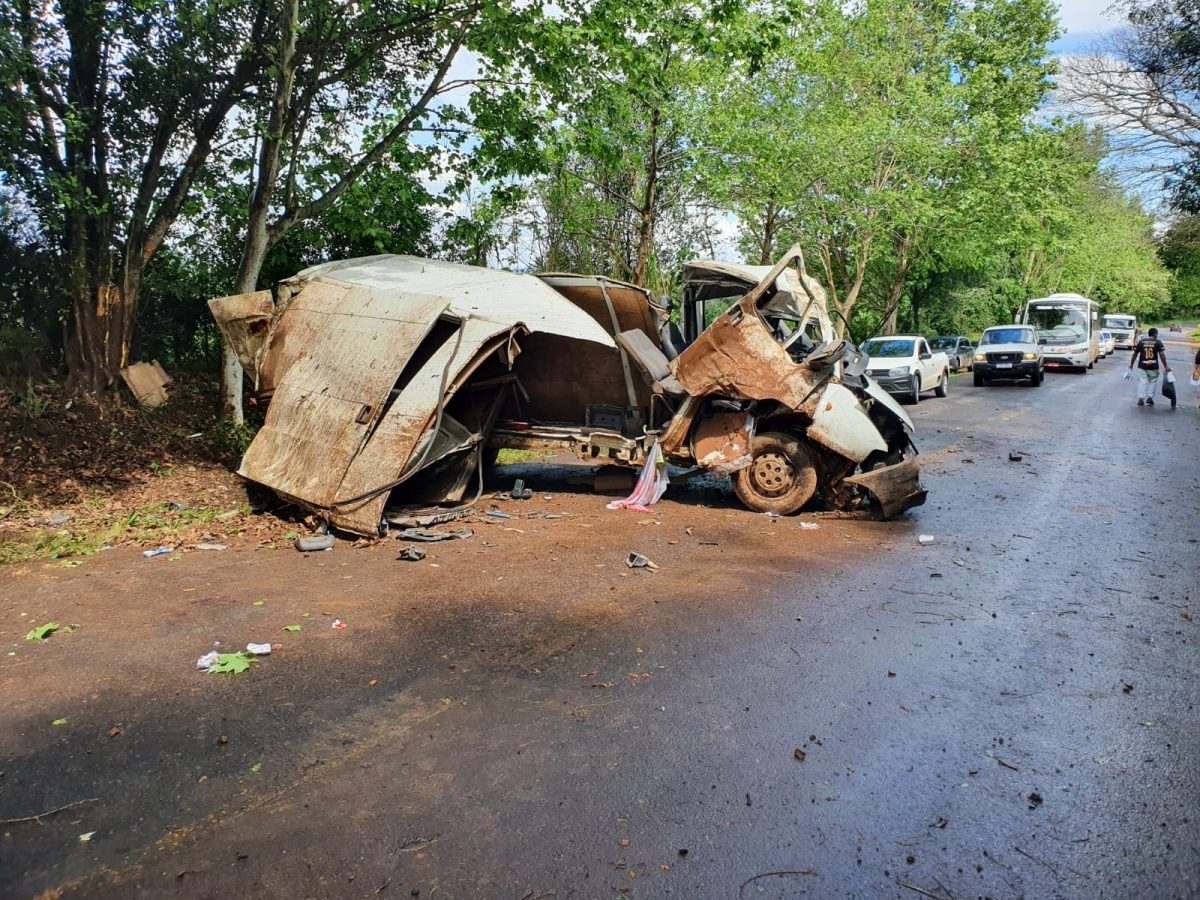 Motorista colide contra árvore e sofre ferimentos em Bom Retiro do Sul