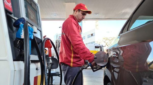 Gasolina sobe pela 6ª semana seguida