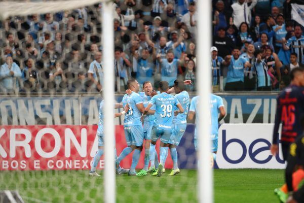 Grêmio vence Sport por 3 a 0 e volta a 2ª posição