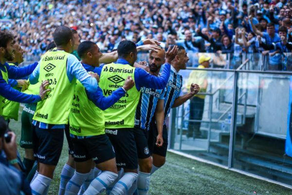 Grêmio vence Vasco de virada na reestreia de Renato Portaluppi