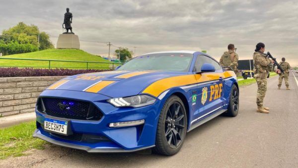 Carro de luxo apreendido de traficante é transformado em viatura policial