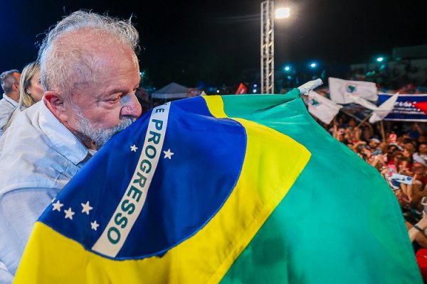Lula vence com a menor diferença da história