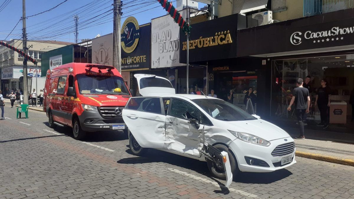 Mulher fica ferida em acidente no Centro de Lajeado