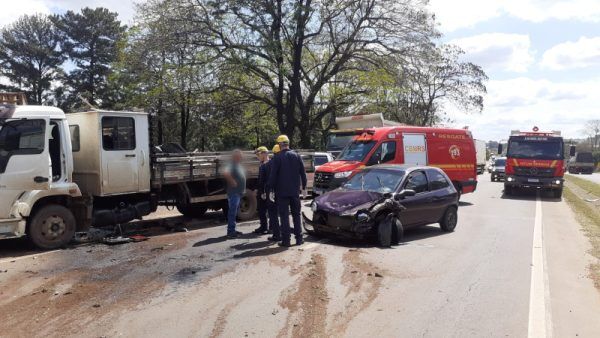 Acidente entre carro e caminhão deixa homem ferido na BR-386, em Lajeado