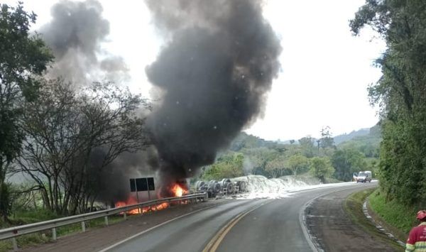 Carreta incendeia na BR-386, em Pouso Novo