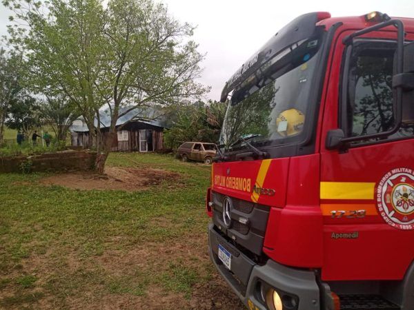 Residência é destruída por incêndio em Cruzeiro do Sul
