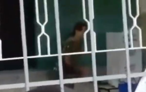 VÍDEO: Homem é preso após quebrar urna eletrônica
