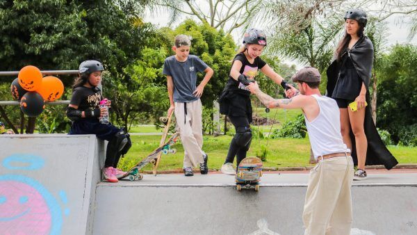 Mais de 50 pessoas participam de aulão de skate