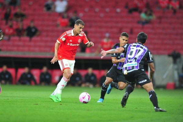 Internacional vira sobre o Ceará e confirma vaga na fase de grupos da Libertadores