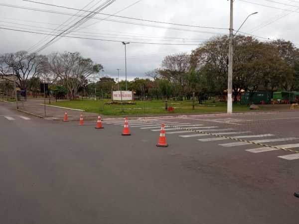 Rua Santos Filhos, no Parque dos Dick, é interrompida para veículos