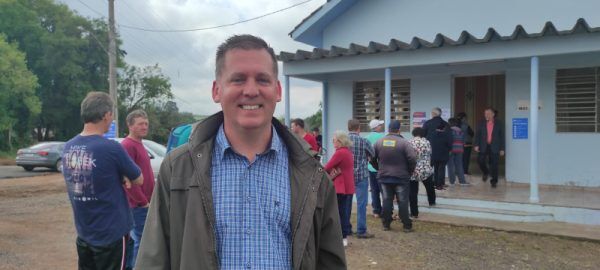 Felipe Diehl vota na Linha São José, em Estrela