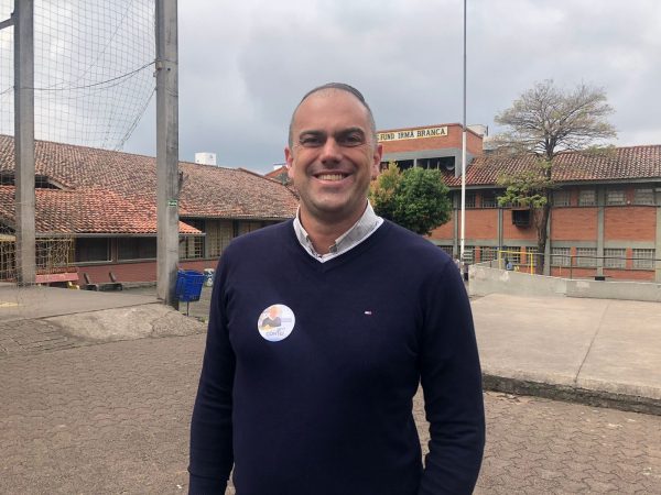Rodrigo Conte vota no Colégio Irmã Branca, em Lajeado