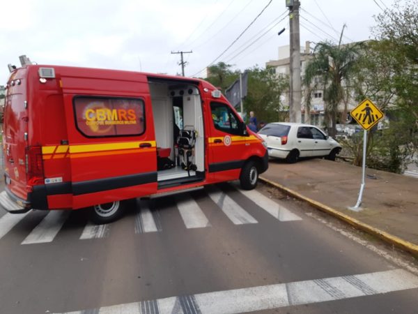 Em Estrela, motorista colide em poste e fica ferido