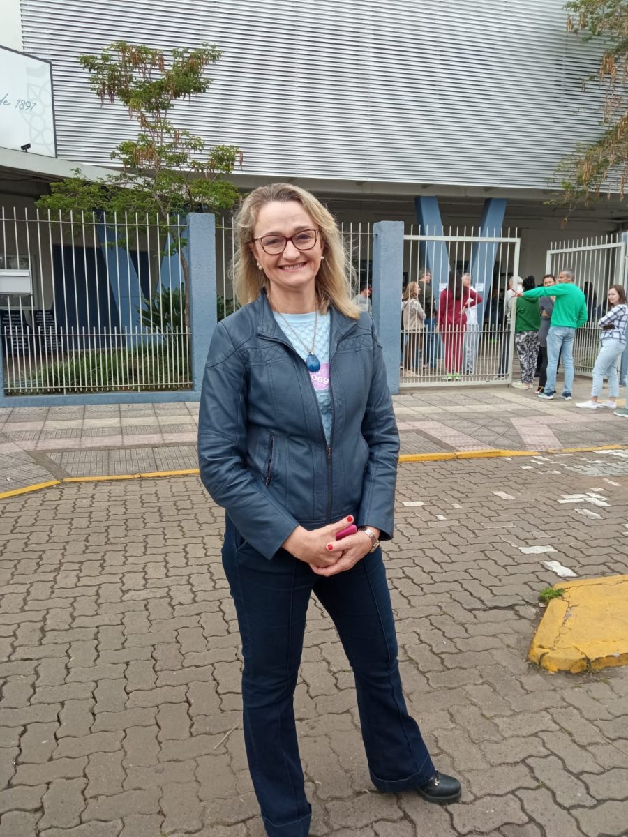 Márcia Scherer vota no Colégio Madre Bárbara, em Lajeado
