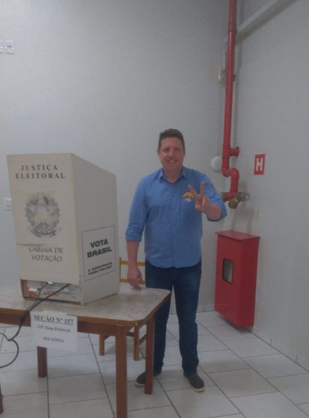Jonatan Brönstrup vota no Ginásio da Associação da Água, em Teutônia