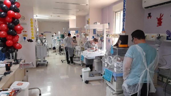Hospital Estrela realiza ação de Dia das Crianças em UTI Neonatal