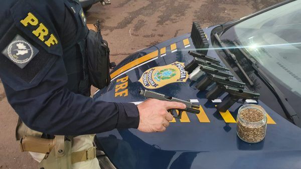 PRF prende passageira de ônibus com seis pistolas e um quilo de sementes de maconha