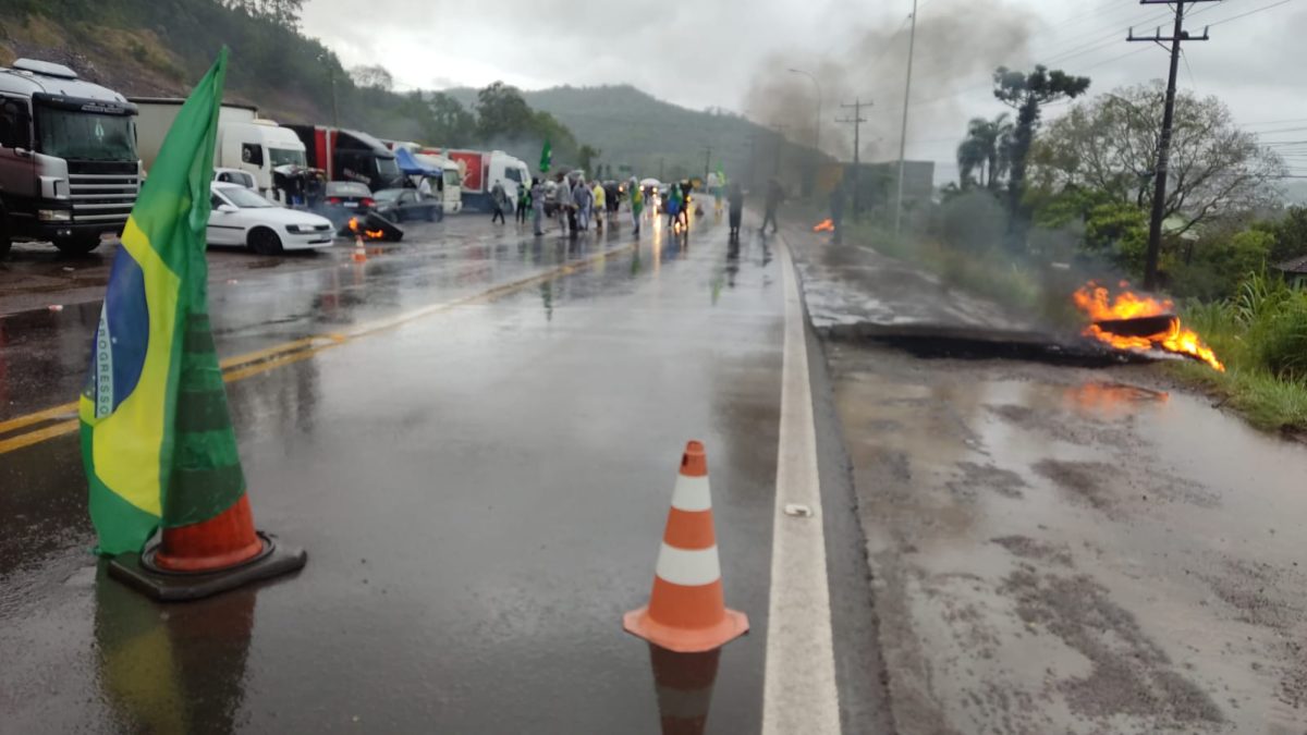 RS-129 em Encantado está bloqueada devido a manifestações