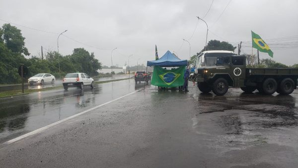 Manifestantes se reúnem próximo à ponte do Rio Taquari