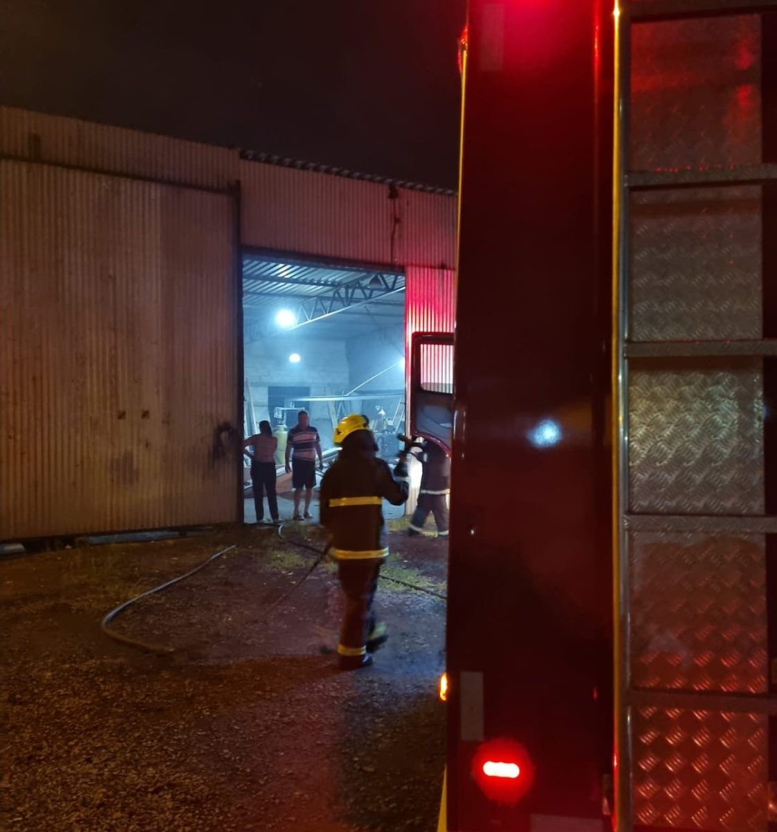 Incêndio atinge galpão em Estrela