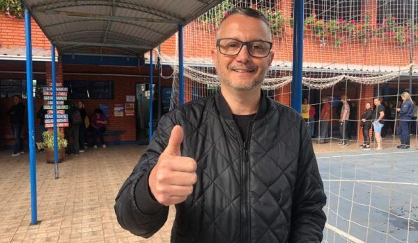 Leonardo Stephan vota no Bairro Moinhos D’Água, em Lajeado